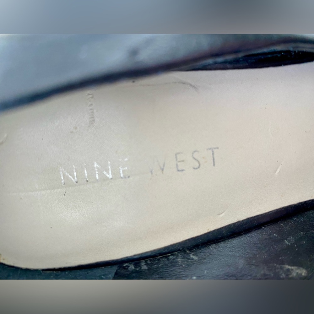 Nine West - Classic Black Heels. Size 8.5 Medium - Picture 3 of 6